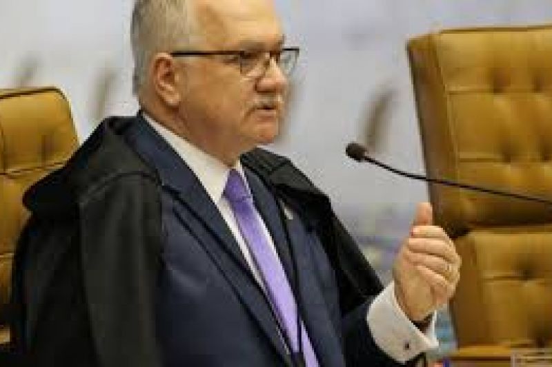 Fachin vota contra decretos de armas de Bolsonaro