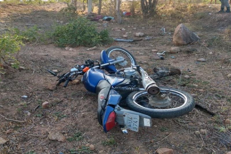 Colisão entre moto e árvore deixa duas pessoas mortas em São José da Tapera