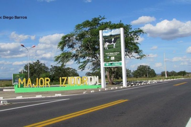 Mulher é presa depois de se recusar a desligar som e xingar policiais em Major Izidoro