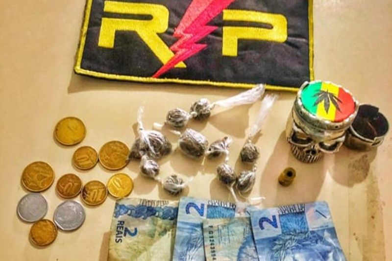 Jovens tentam fugir, mas são capturados com drogas em terreno baldio em Santana do Ipanema