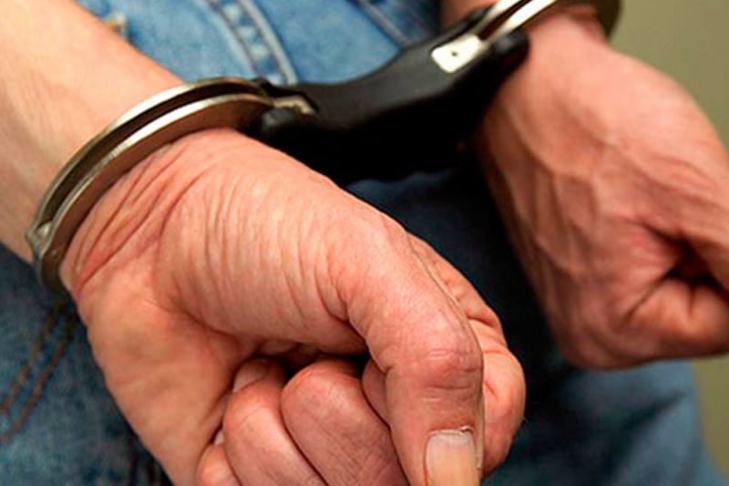 Homens são presos após tentarem arrombar portão de GPM para retirar moto apreendida