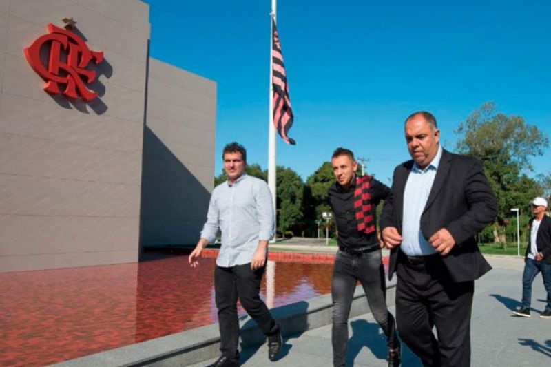 Com o ‘OK do Ninho’ e o ‘não da Gávea’, Rafinha pode expor disputa interna no Flamengo