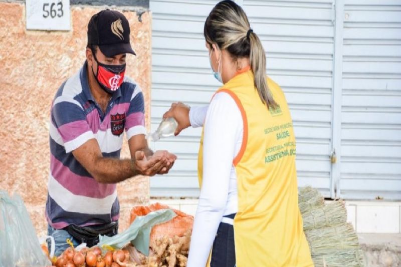 Senador Rui Palmeira realiza ação de fiscalização e orientação após a reabertura da feira