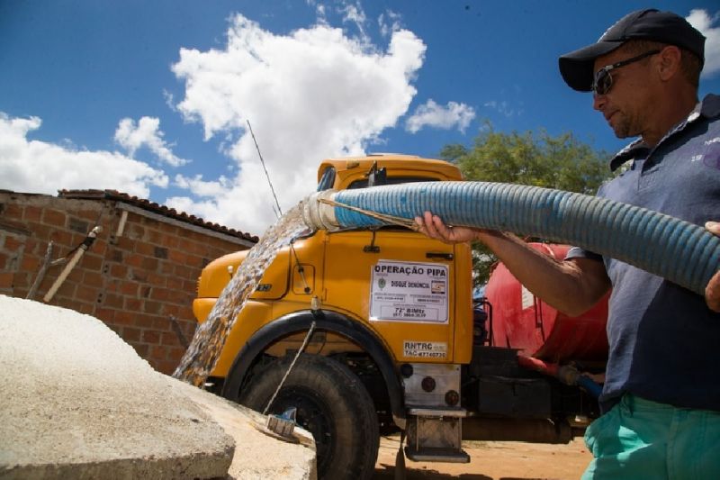 Operação Pipa retorna e água já é distribuída as famílias no Sertão