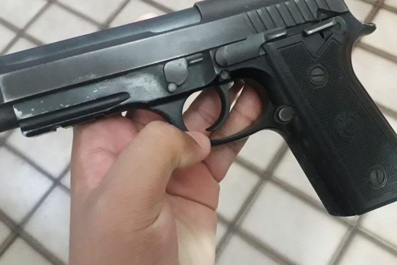 Homem é preso com pistola escondida por baixo da camisa em Olho D'água das Flores