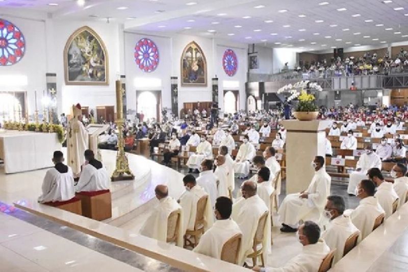 Mulher cai na igreja, pede indenização e juíza nega: “Geração mimimi”