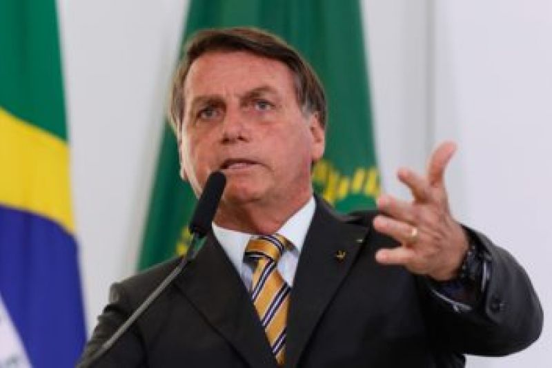 Bolsonaro ignora caos e mortes e critica medidas de isolamento