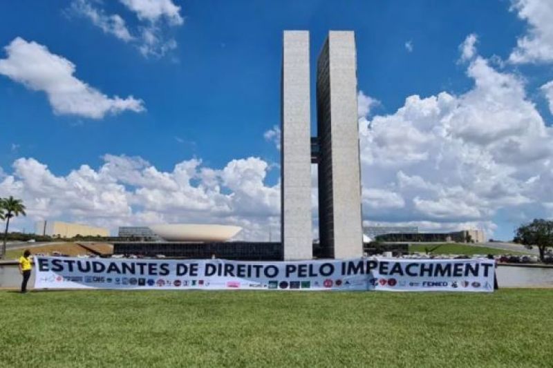 Estudantes de Direito protocolam mais de 30 pedidos de impeachment contra Bolsonaro