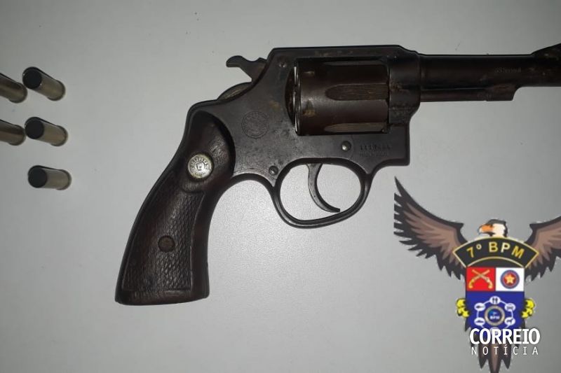 Mulher efetua tiros em via pública, reage a abordagem policial e é presa em Pão de Açúcar