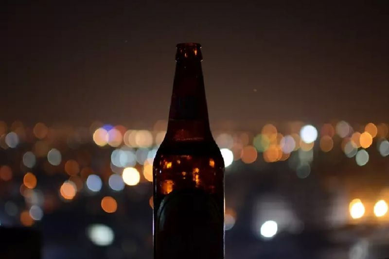 Brasileiros estão bebendo tanta cerveja que fabricantes estão sem garrafas