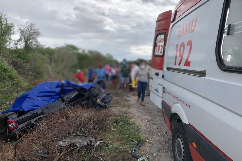 Batida entre caminhão e carro deixa 1 pessoa morta e outra ferida em Olho D’água do Casado