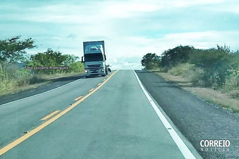 Caminhoneiro é rendido enquanto dormia e criminosos roubam pneus em Delmiro Gouveia