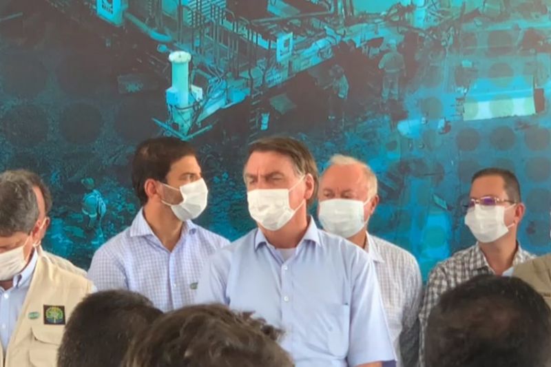 Bolsonaro chama jornalista de idiota ao ser perguntado sobre foto com 'CPF cancelado'