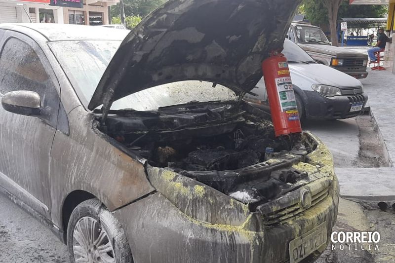 Carro fica parcialmente destruído ao entrar em chamas em frente de lojas em Delmiro