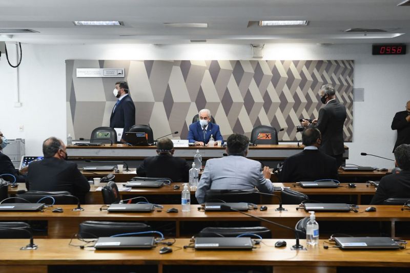 CPI: senadores questionam Renan e aprovam 310 pedidos de informação