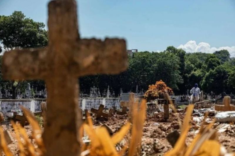 Brasil quadruplica ritmo de mortes e atinge 400 mil vidas perdidas para a Covid