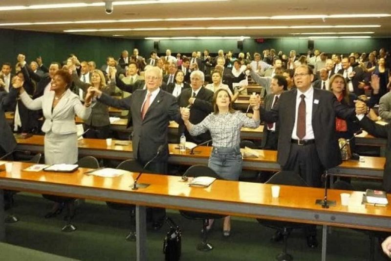 Bancada evangélica seria menor se igreja pagasse imposto, aponta estudo