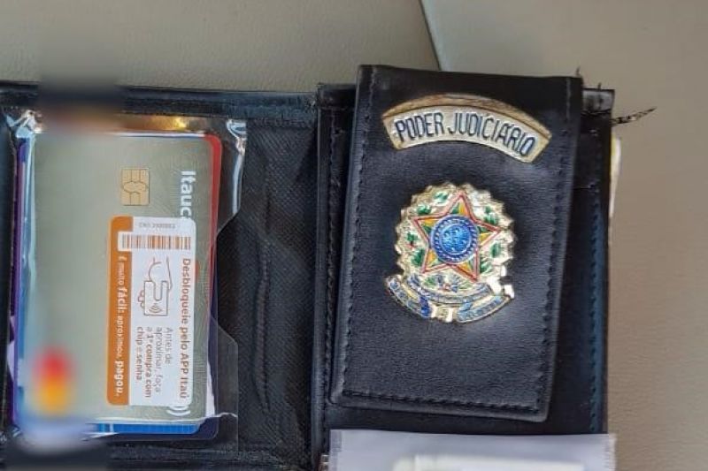 Mulher é presa após se passar por promotora de Justiça