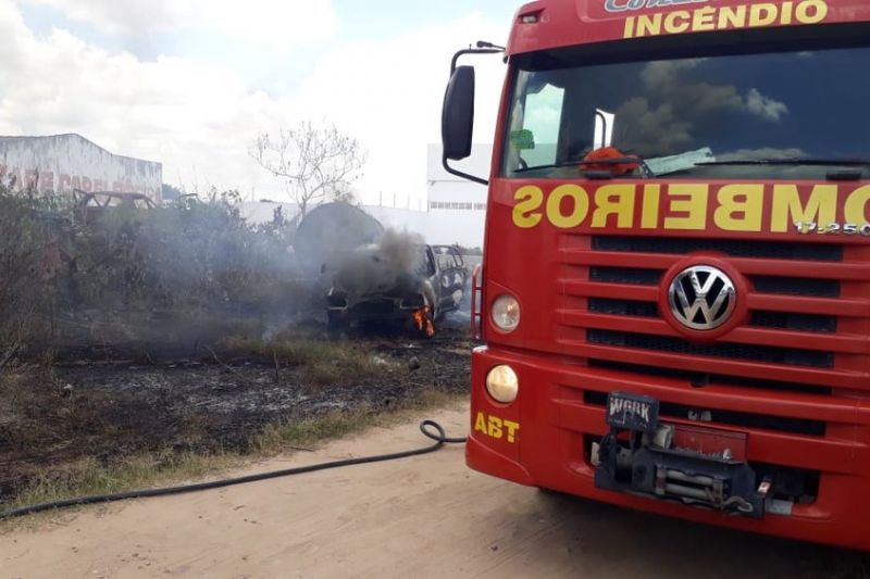 Mulher morre queimada após colocar fogo na própria casa
