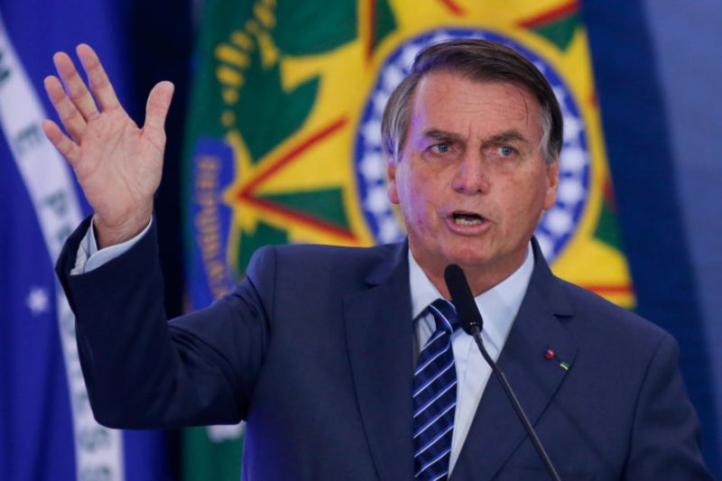 Bolsonaro nega “orçamento secreto” e diz que “apanha” da imprensa