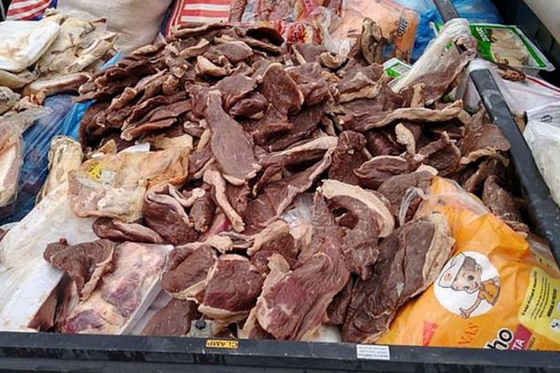 Supermercados são flagrados vendendo carne e queijo estragados em Maceió