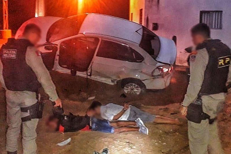 Criminosos trocam tiros com policiais, capotam carro e acabam presos em Olivença