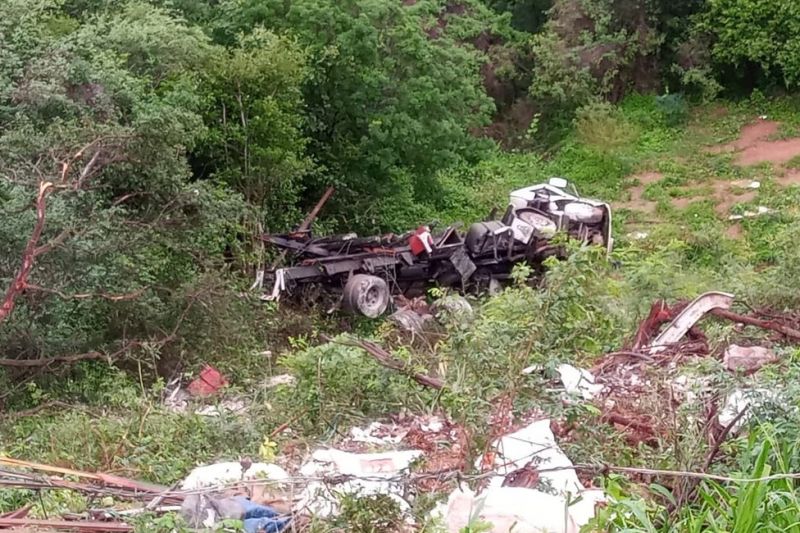 Caminhão vai em abismo na Serra das Pinhas e mata motorista