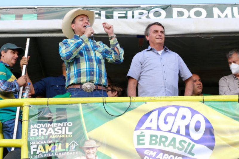 Narrador de manifestação pró-governo é garoto propaganda da Caixa