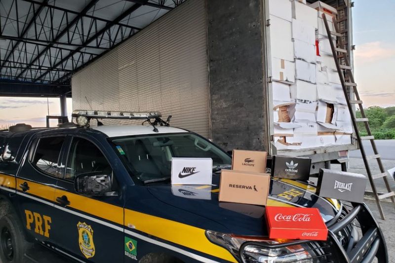 PRF apreende 920 pares de calçados falsificados e prende dois suspeitos em Canapi