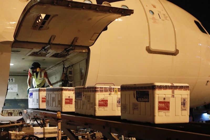 Produção de vacinas contra Covid no Brasil fica suspensa por falta de insumos