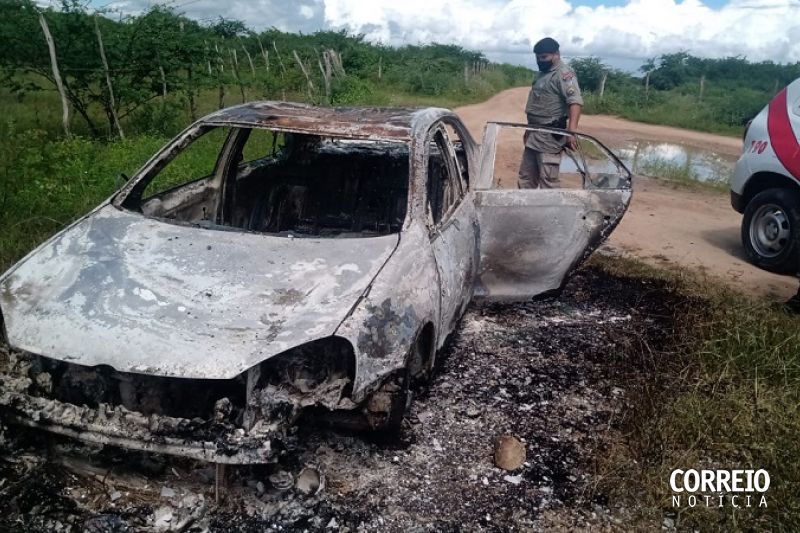 Carro roubado em Arapiraca é encontrado carbonizado em estrada vicinal de Pariconha