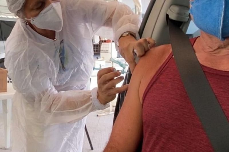 Após 4 meses, apenas 39% dos idosos tomaram duas doses da vacina no Brasil