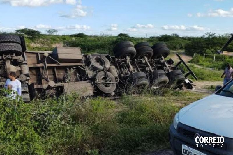 Carreta tomba após ultrapassagem malsucedida de motociclista em Água Branca