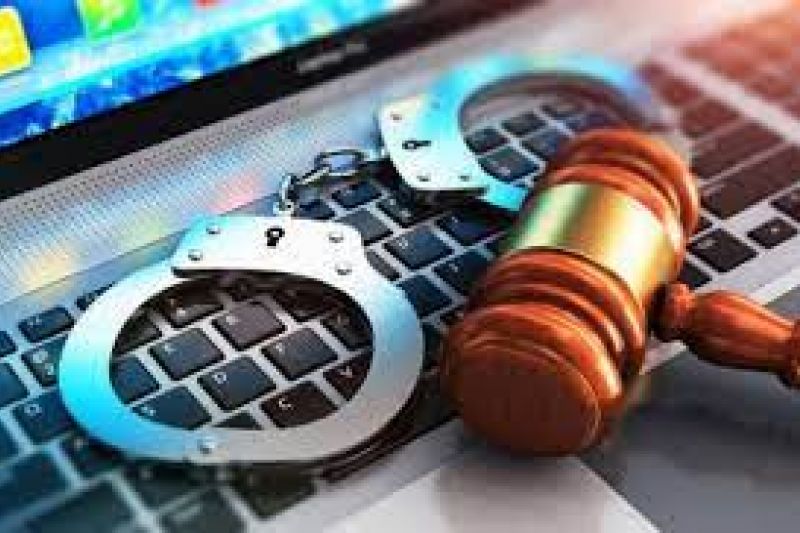 Bolsonaro sanciona lei que amplia penas para crimes cometidos por meio eletrônico