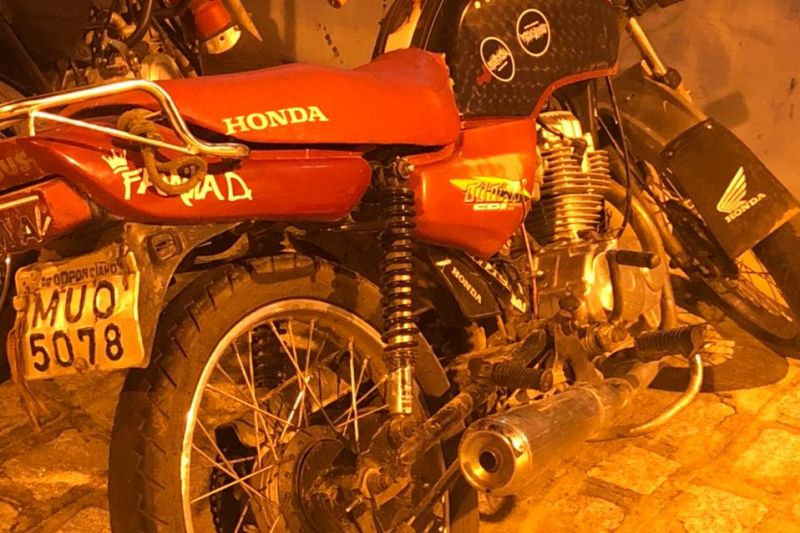 Desconhecidos fogem da PM e abandonam arma e moto em Maravilha