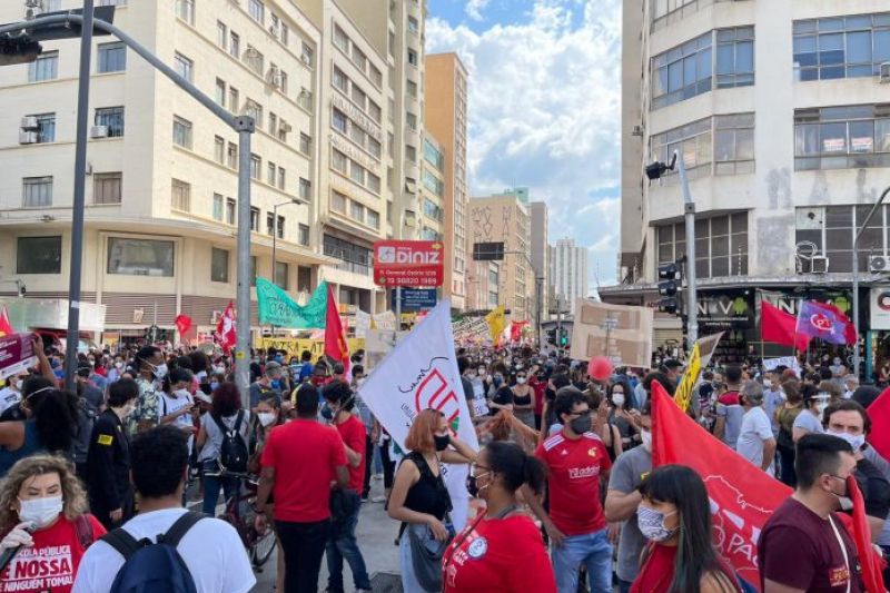 Manifestantes participam de atos contra Bolsonaro