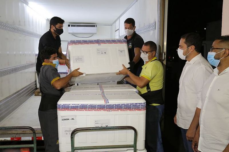 Governador confirma chegada de 98.250 doses de Astrazeneca a Alagoas nesta quarta-feira