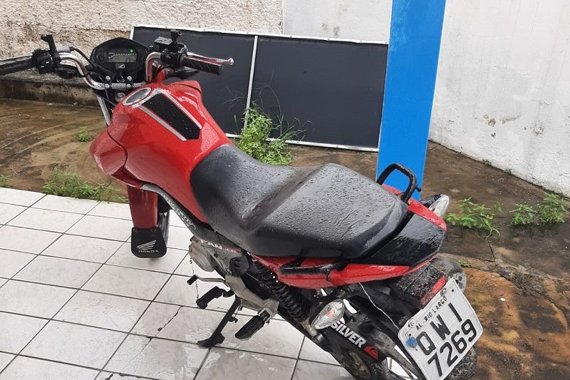 Duas motos são apreendidas e 3 rapazes vão parar na delegacia em ação policial em Inhapi