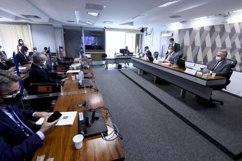 Sem Carlos Bolsonaro, senadores da CPI votam 26 quebras de sigilos nesta quarta