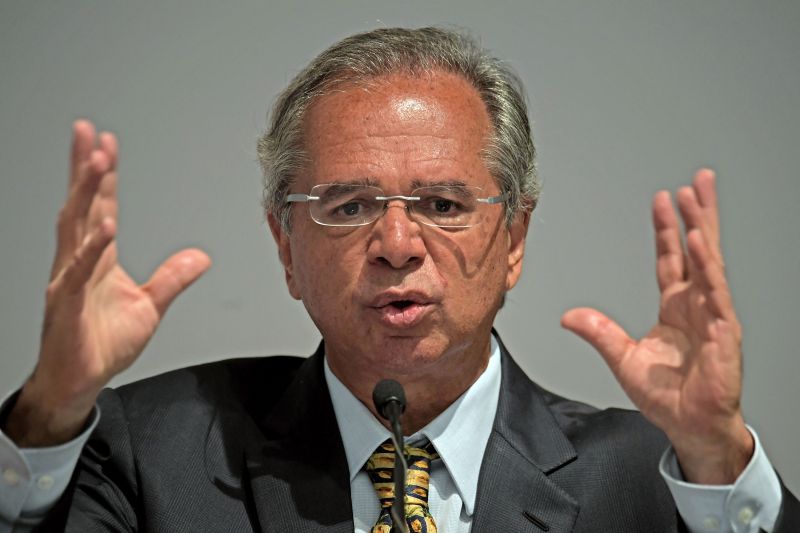 Ministro Guedes diz que governo renovará auxílio emergencial 'por dois ou três meses'