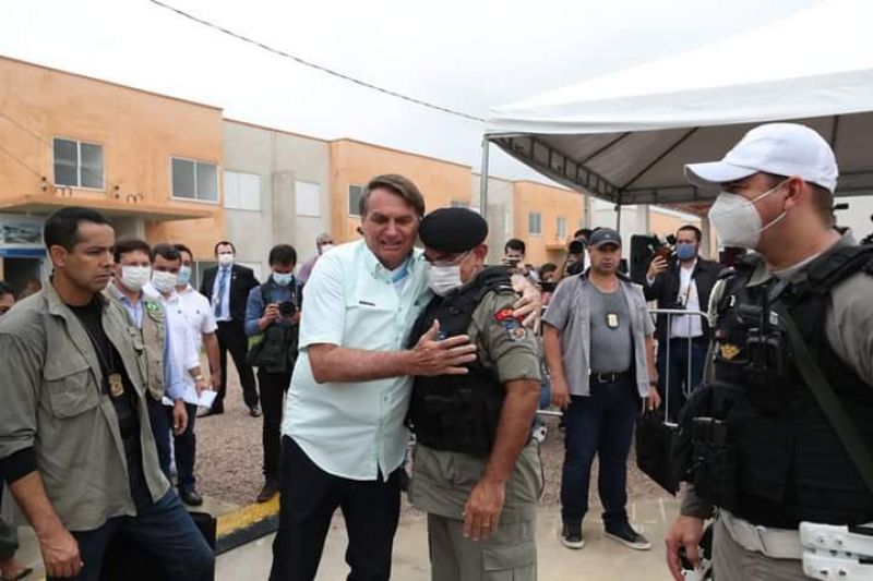 Oficial da PM de Alagoas é exonerado após fotos com Bolsonaro