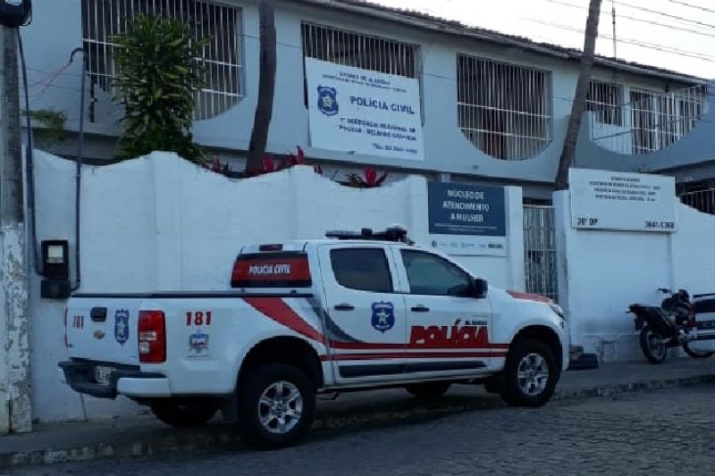 Rapazes com drogas tentam fugir da polícia, batem em viatura e acabam detidos em Delmiro