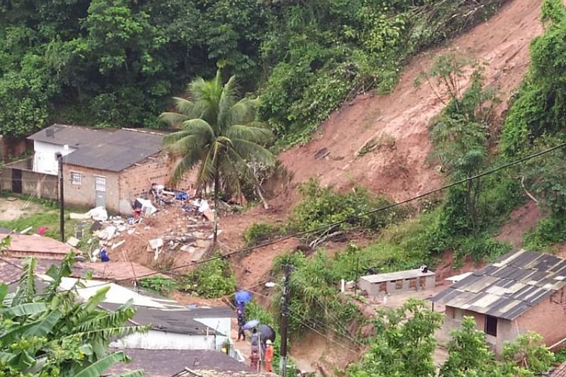 Barreira desliza e enxurrada leva bebê de 10 meses do colo da mãe em Maceió