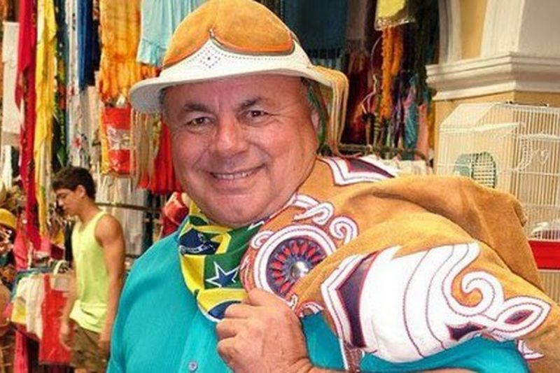 Vítima da Covid-19, morre cantor e apresentador Afrísio Acácio