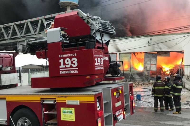 Incêndio destrói fábrica de colchões em Maceió