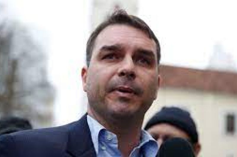 Flávio Bolsonaro anuncia que inflação preocupa pai e Bolsa Família pode ficar em R$ 270