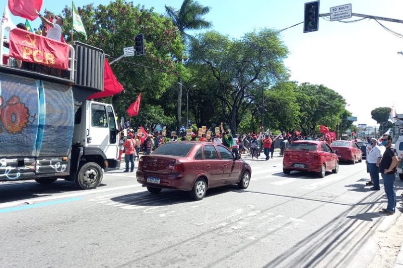 Manifestantes fazem atos contra Bolsonaro e a favor da vacina