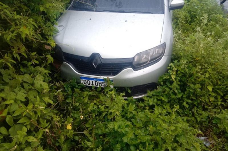 Bandidos assaltam motorista de aplicativo e abandonam veículo em Traipu