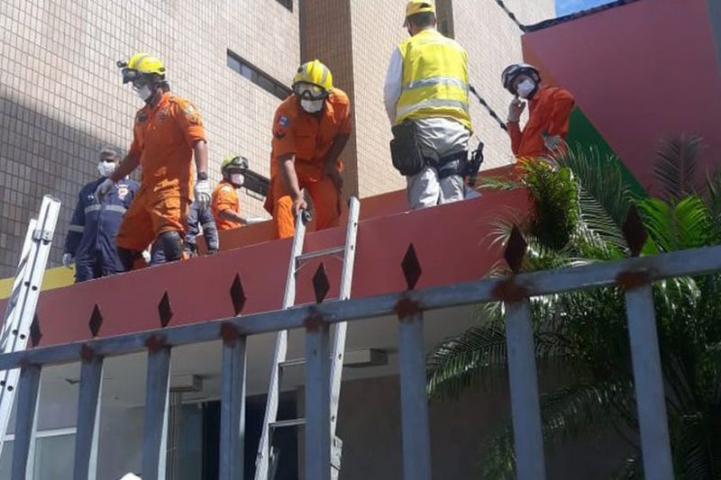 Morador de rua morre eletrocutado em telhado de casa, em Maceió, após tentar roubar fios