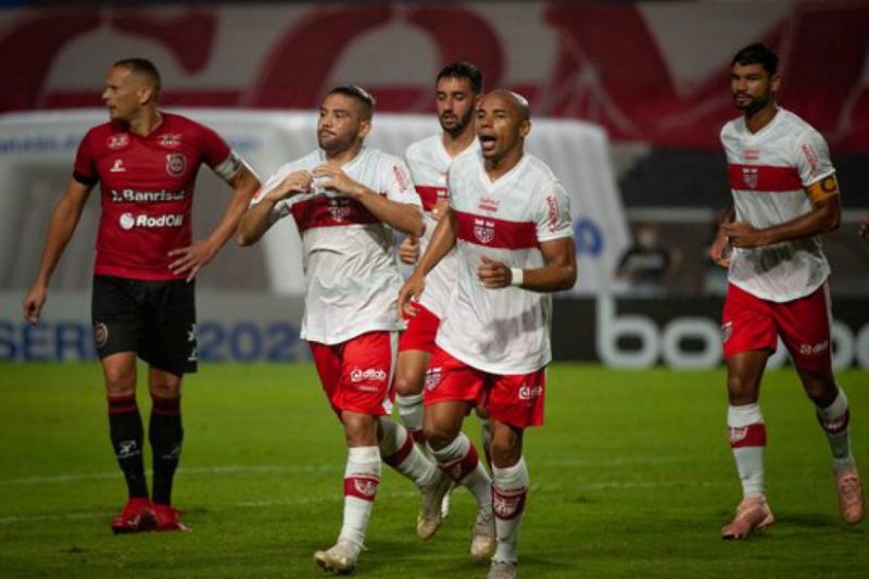 CRB toma susto, mas vence Brasil de Pelotas pela Série B